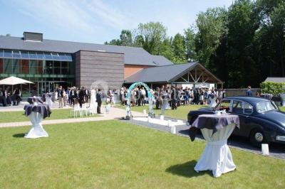Miniature Location salle Péruwelz (Hainaut) - Le Domaine d'Arondeau #5 Assiette de mets variés avec saumon fumé, légumes et citron, servie sur une table dressée avec couverts et verres.