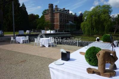 Miniature Location salle Péruwelz (Hainaut) - Le Domaine d'Arondeau #6 Assiette de mets variés avec saumon fumé, légumes et citron, servie sur une table dressée avec couverts et verres.