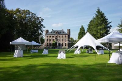 Miniature Location salle Péruwelz (Hainaut) - Le Domaine d'Arondeau #7 Assiette de mets variés avec saumon fumé, légumes et citron, servie sur une table dressée avec couverts et verres.