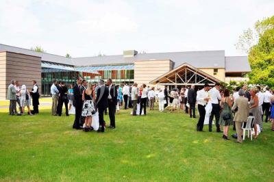 Miniature Location salle Péruwelz (Hainaut) - Le Domaine d'Arondeau #8 Assiette de mets variés avec saumon fumé, légumes et citron, servie sur une table dressée avec couverts et verres.