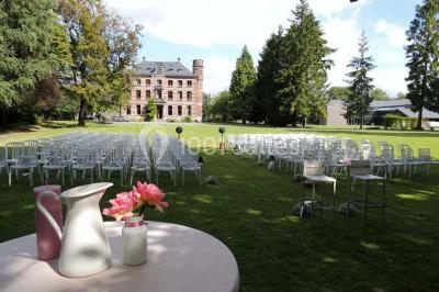 Miniature Location salle Péruwelz (Hainaut) - Le Domaine d'Arondeau #15 Assiette de mets variés avec saumon fumé, légumes et citron, servie sur une table dressée avec couverts et verres.