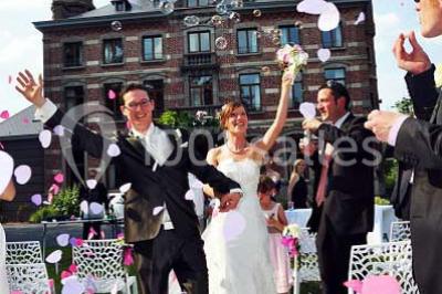 Miniature Location salle Péruwelz (Hainaut) - Le Domaine d'Arondeau #12 Assiette de mets variés avec saumon fumé, légumes et citron, servie sur une table dressée avec couverts et verres.