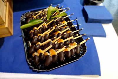 Plat dressé avec une base de viande effilochée, purée de pommes de terre, feuilles de salade et sauce en décoration.