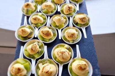 Plat dressé avec une base de viande effilochée, purée de pommes de terre, feuilles de salade et sauce en décoration.