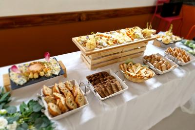 Plat dressé avec une base de viande effilochée, purée de pommes de terre, feuilles de salade et sauce en décoration.