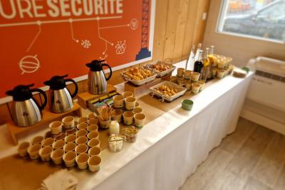 Plat dressé avec une base de viande effilochée, purée de pommes de terre, feuilles de salade et sauce en décoration.