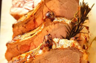 Plat dressé avec une base de viande effilochée, purée de pommes de terre, feuilles de salade et sauce en décoration.