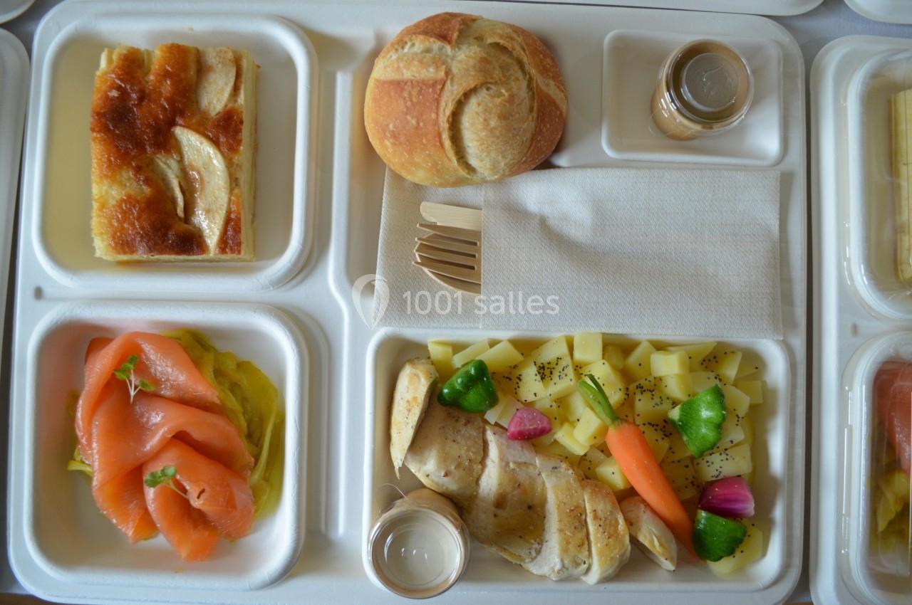 Plateau-repas avec saumon fumé, légumes, fromage, pain, dessert aux pommes et condiments.