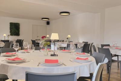 Miniature Location salle Lampertheim (Bas-Rhin) - Le 13 #5 Plante verte en pot noir avec des galets blancs, placée près d'un escalier en bois dans un espace intérieur lumineux.