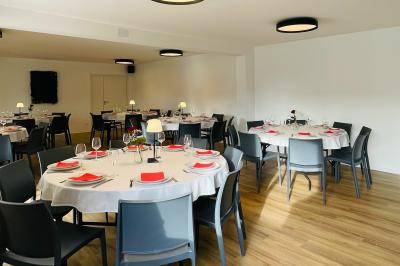 Miniature Location salle Lampertheim (Bas-Rhin) - Le 13 #13 Plante verte en pot noir avec des galets blancs, placée près d'un escalier en bois dans un espace intérieur lumineux.