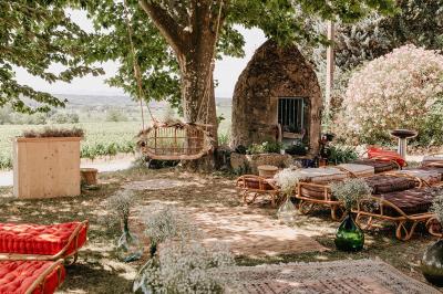 Chevaux bruns et blanc dans un pré sous un ciel partiellement nuageux, avec des tentes en arrière-plan.