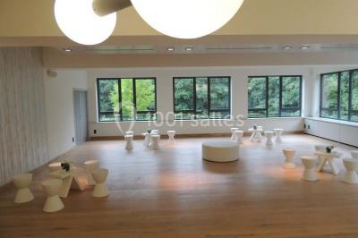 Quatre voitures sportives colorées alignées sur un parking en plein air, entourées de verdure.