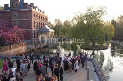 Quatre voitures sportives colorées alignées sur un parking en plein air, entourées de verdure.