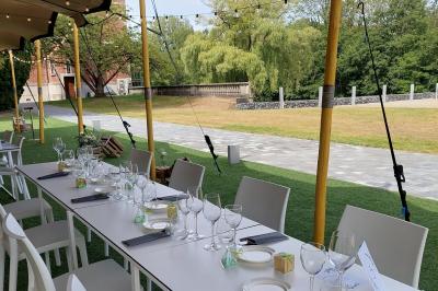 Quatre voitures sportives colorées alignées sur un parking en plein air, entourées de verdure.
