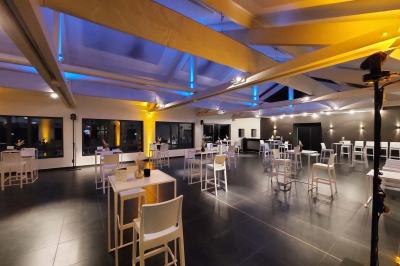 Quatre voitures sportives colorées alignées sur un parking en plein air, entourées de verdure.