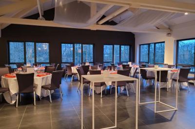 Quatre voitures sportives colorées alignées sur un parking en plein air, entourées de verdure.