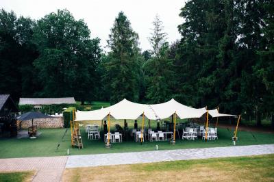 Quatre voitures sportives colorées alignées sur un parking en plein air, entourées de verdure.