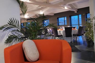 Quatre voitures sportives colorées alignées sur un parking en plein air, entourées de verdure.