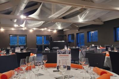 Quatre voitures sportives colorées alignées sur un parking en plein air, entourées de verdure.