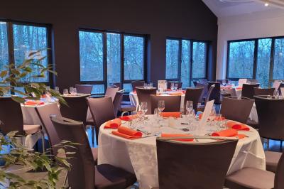 Quatre voitures sportives colorées alignées sur un parking en plein air, entourées de verdure.