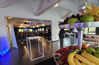 Quatre voitures sportives colorées alignées sur un parking en plein air, entourées de verdure.