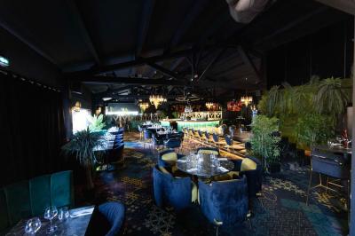 Artiste jonglant avec des torches enflammées dans une ambiance sombre, devant un logo lumineux en arrière-plan.