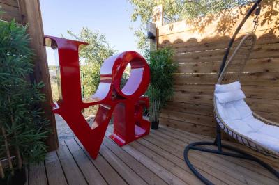 Artiste jonglant avec des torches enflammées dans une ambiance sombre, devant un logo lumineux en arrière-plan.