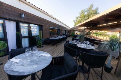 Artiste jonglant avec des torches enflammées dans une ambiance sombre, devant un logo lumineux en arrière-plan.