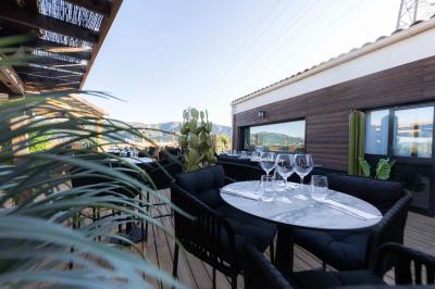 Artiste jonglant avec des torches enflammées dans une ambiance sombre, devant un logo lumineux en arrière-plan.