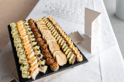 Table dressée avec des verres et un seau à champagne devant une baie vitrée, logo ’Aux Saveurs du Jour’ au mur.