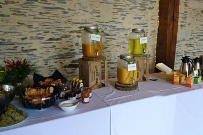 Table dressée avec des verres et un seau à champagne devant une baie vitrée, logo ’Aux Saveurs du Jour’ au mur.