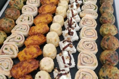 Table dressée avec des verres et un seau à champagne devant une baie vitrée, logo ’Aux Saveurs du Jour’ au mur.