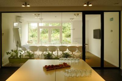 Exposition de véhicules Range Rover et Jaguar dans un showroom éclairé avec des fiches techniques visibles.