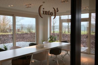 Exposition de véhicules Range Rover et Jaguar dans un showroom éclairé avec des fiches techniques visibles.