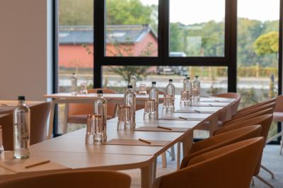 Exposition de véhicules Range Rover et Jaguar dans un showroom éclairé avec des fiches techniques visibles.