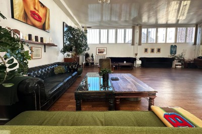 Rideaux rouges fermés dans une pièce lumineuse avec des échantillons de tissus colorés alignés sur la gauche.