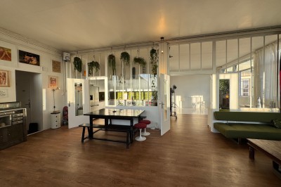 Rideaux rouges fermés dans une pièce lumineuse avec des échantillons de tissus colorés alignés sur la gauche.