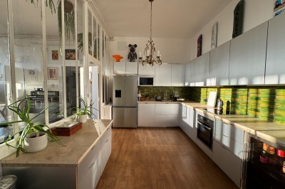 Rideaux rouges fermés dans une pièce lumineuse avec des échantillons de tissus colorés alignés sur la gauche.