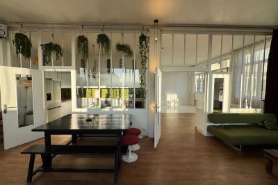 Rideaux rouges fermés dans une pièce lumineuse avec des échantillons de tissus colorés alignés sur la gauche.