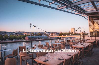 Miniature Location salle Rouen (Seine-Maritime) - Le Rouf Rouen #2 Lustre en cristal suspendu, éclairé, avec des rideaux sombres en arrière-plan.