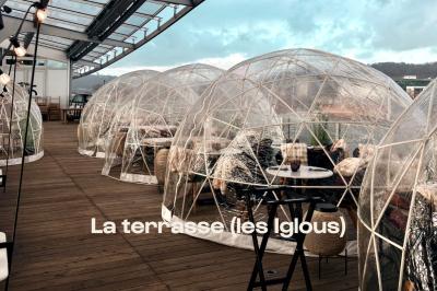 Miniature Location salle Rouen (Seine-Maritime) - Le Rouf Rouen #3 Lustre en cristal suspendu, éclairé, avec des rideaux sombres en arrière-plan.