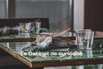 Miniature Location salle Rouen (Seine-Maritime) - Le Rouf Rouen #8 Lustre en cristal suspendu, éclairé, avec des rideaux sombres en arrière-plan.