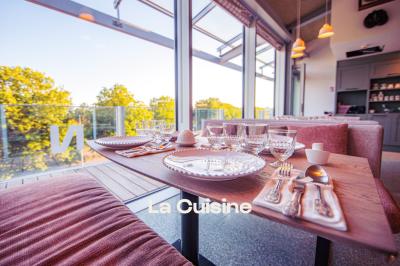 Lustre en cristal suspendu, éclairé, avec un fond sombre et des rideaux texturés.