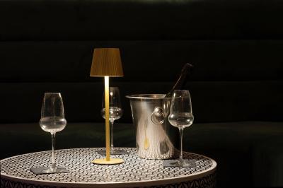 Plateau de canapés variés avec légumes, olives et garnitures, disposé sur une table ronde dans une salle de réception.