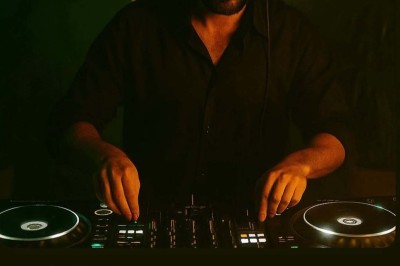 Plateau de canapés variés avec légumes, olives et garnitures, disposé sur une table ronde dans une salle de réception.