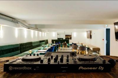 Plateau de canapés variés avec légumes, olives et garnitures, disposé sur une table ronde dans une salle de réception.