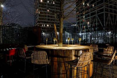 Plateau de canapés variés avec légumes, olives et garnitures, disposé sur une table ronde dans une salle de réception.