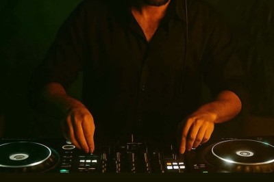 Assiette de carpaccio de bœuf entourant une salade verte garnie de tomates cerises, oignons et copeaux de parmesan.