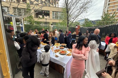 Assiette de carpaccio de bœuf entourant une salade verte garnie de tomates cerises, oignons et copeaux de parmesan.