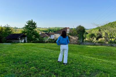 Salle de bain avec deux lavabos sur pied, une douche vitrée et des murs en pierre apparente.